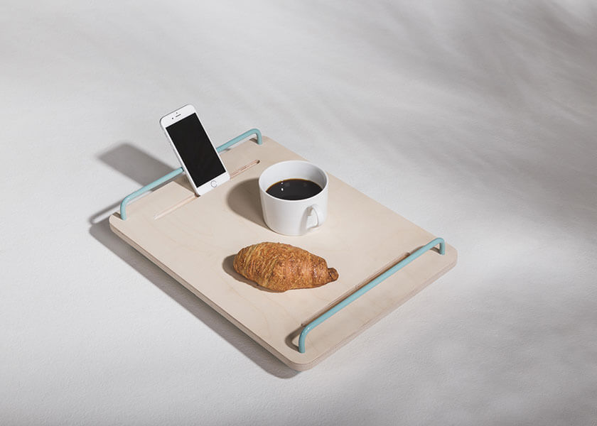 Combine plants and sofas under the stairs