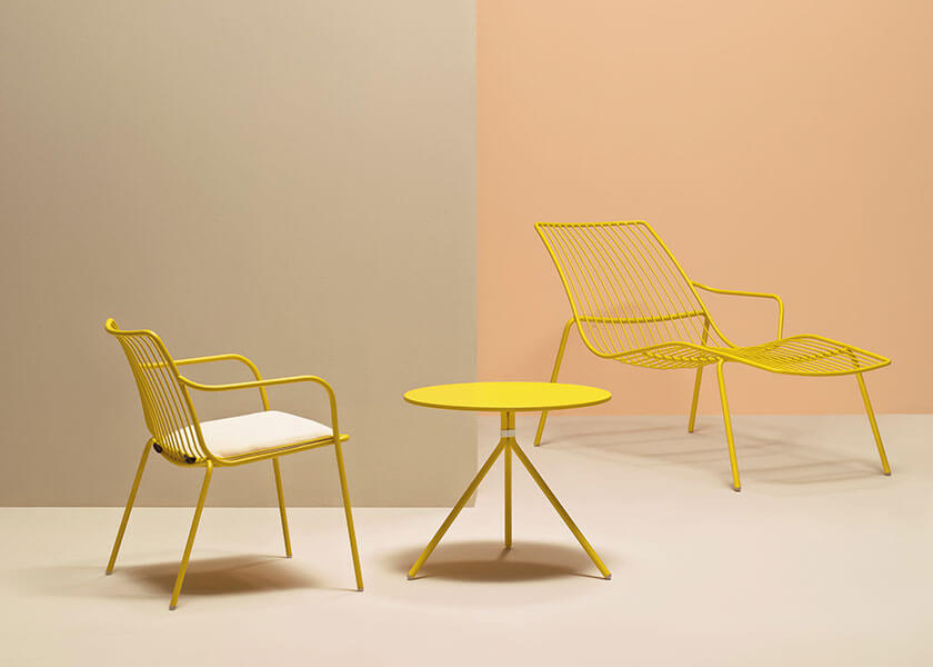 Combine plants and sofas under the stairs